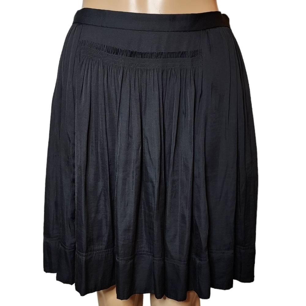 Banana Republic black pleated flowy silky mini skirt. Pockets.‎ Size 2